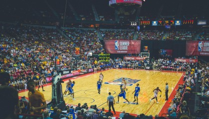 【开云中国】太惊艳了！杨瀚森第一次触球 击地妙传送队友扣篮