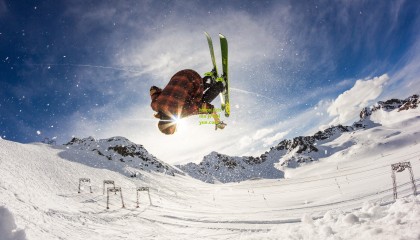 开云app_球迷神反应接球干扰比赛节奏，亚历山大赛后质疑判罚，这真的没碰吗？