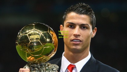 kaiyun网页版_中超联赛第15轮，上海海港主场3比0完胜大连英博海发，武磊梅开二度助球队登顶积分榜