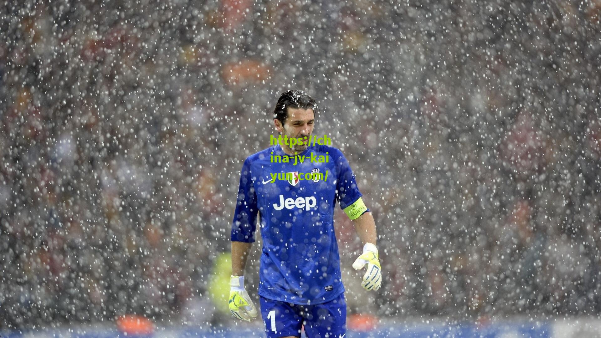 品味与速度，马杜埃凯跨界时尚大片，超大号巴黎世家羽绒服引爆话题